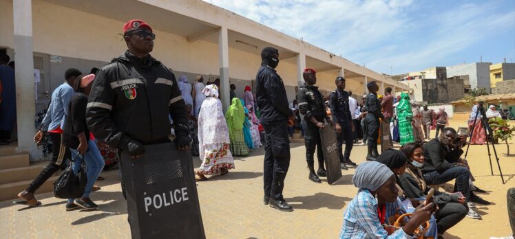 Senegal'de halk cumhurbaşkanını seçmek için sandık başında