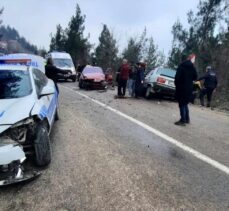 Sinop'ta “dur” ihtarına uymayan otomobilin çarptığı iki araçtaki 1'i polis, 3 kişi yaralandı