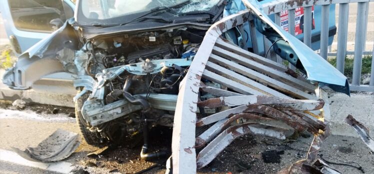 Sivas'ta demir korkuluklara çarpan hafif ticari araçtaki 2 kişi yaralandı