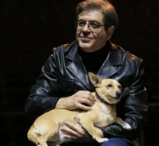 Sokaktan kurtarılan köpek “Şebo” tiyatro sahnesinde