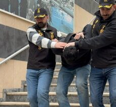 Sultangazi'de polise silahla ateş açılmasına ilişkin yakalanan 3 zanlıdan 1'i adliyeye sevk edildi