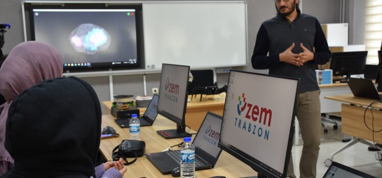 Trabzon Üniversitesi Yapay Zeka ve Robotik Kodlama Merkezi'nde 320 kişiye eğitim verildi