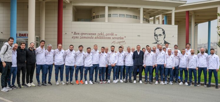 Trabzonspor Teknik Direktörü Abdullah Avcı, akademi antrenörleri ile bir araya geldi: