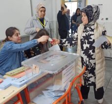 Adana, Mersin, Hatay ve Osmaniye'de vatandaşlar oy kullanmaya başladı