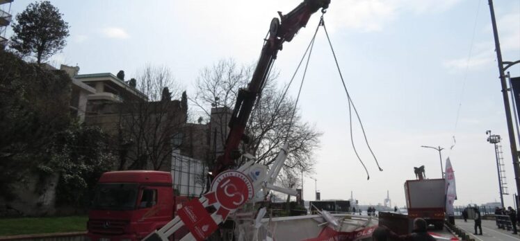 Üsküdar'da konteyner yüklü vincin çarptığı platform devrildi