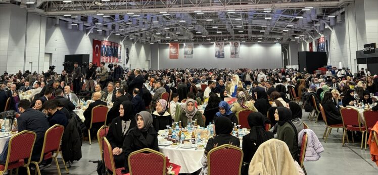 Yeniden Refah Partisi Genel Başkanı Erbakan, İstanbul'da iftar programında konuştu: