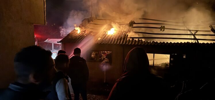 GÜNCELLEME – Zonguldak'ta tekstil atölyesinin deposunda çıkan yangını söndürme çalışmaları sürüyor