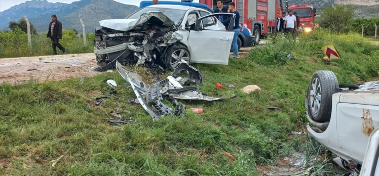 Adana'da 2 otomobilin çarpışması sonucu 1 kişi öldü, 2 kişi yaralandı