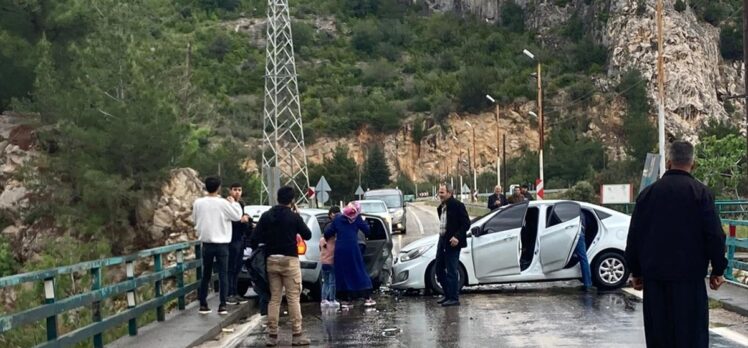 Adana'da 2 otomobilin çarpıştığı kazada 6 kişi yaralandı
