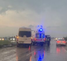 Adana'da minibüsün devrildiği kazada 1'i ağır 5 kişi yaralandı