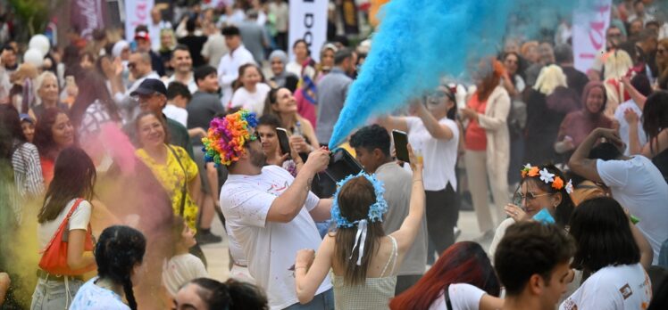 Adana'da Portakal Çiçeği Karnavalı'nın ziyaretçileri, renkli boyalarla eğlendi