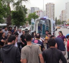 Adana'da refüje çarpan motosikletteki 2 kişi yaralandı
