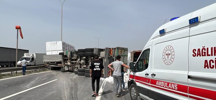 Anadolu Otoyolu'nda 3 kamyonun çarpıştığı kaza nedeniyle ulaşım aksadı