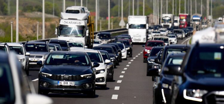 Anadolu Otoyolu'nda bayram tatili nedeniyle trafikte akıcı yoğunluk yaşanıyor
