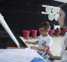 Anaokulu öğrencisi “küçük piyanist” Demirhan yeteneğiyle hayran bırakıyor