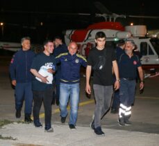 Antalya'da teleferikte mahsur kalanlar ekipler tarafından kurtarılıyor