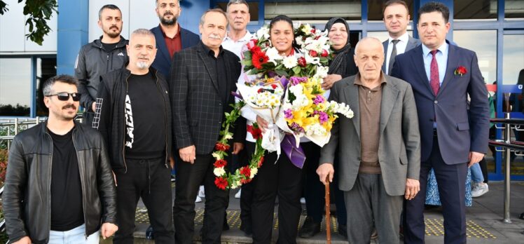 Avrupa şampiyonu boksör Havvanur Kethüda, Trabzon'da coşkuyla karşılandı