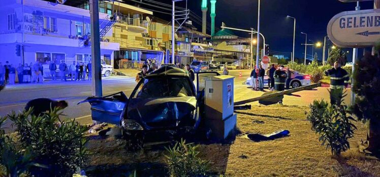 Aydın'da direğe çarparak savrulan otomobilde aynı aileden 4 kişi yaralandı