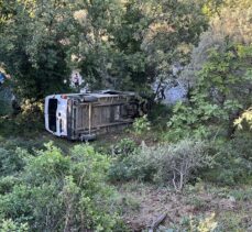 Aydın'da uçuruma yuvarlanan minibüsün ehliyetsiz sürücüsü öldü