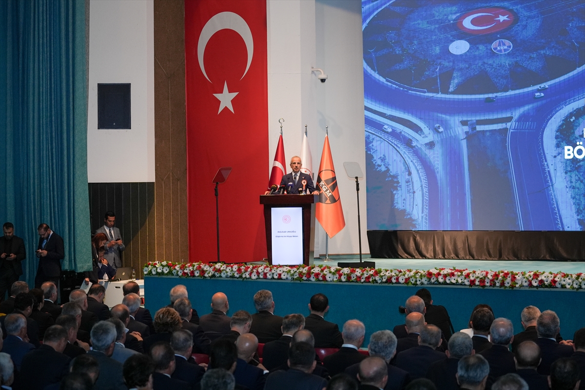 Bakan Uraloğlu, “Karayolları Genel Müdürlüğü 74. Bölge Müdürleri Toplantısı”na katıldı: