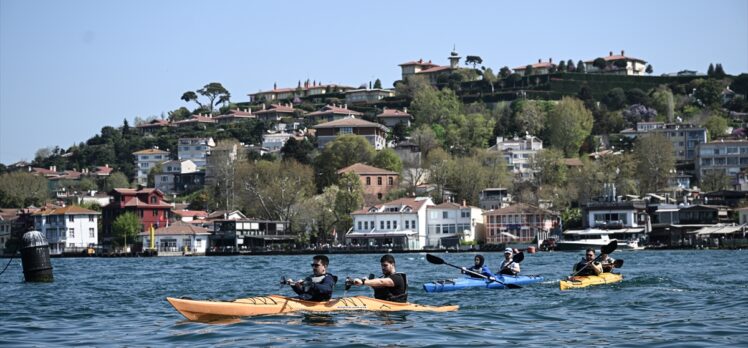 Bayram sabahını İstanbul Boğazı'nda kano keyfi yaparak değerlendirdiler