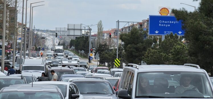 Bayram sonrası dönüşe geçenler Konya-Ankara kara yolunda trafik yoğunluğu oluşturuyor