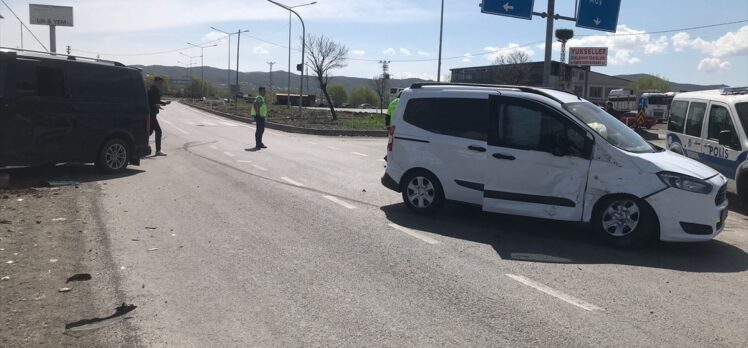 Bingöl'de minibüs ile hafif ticari araç çarpıştı 15 kişi yaralandı