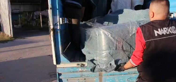 Bolu'da kamyonette yüklü çekyatlara saklanan 52 kilo 600 gram uyuşturucu ele geçirildi