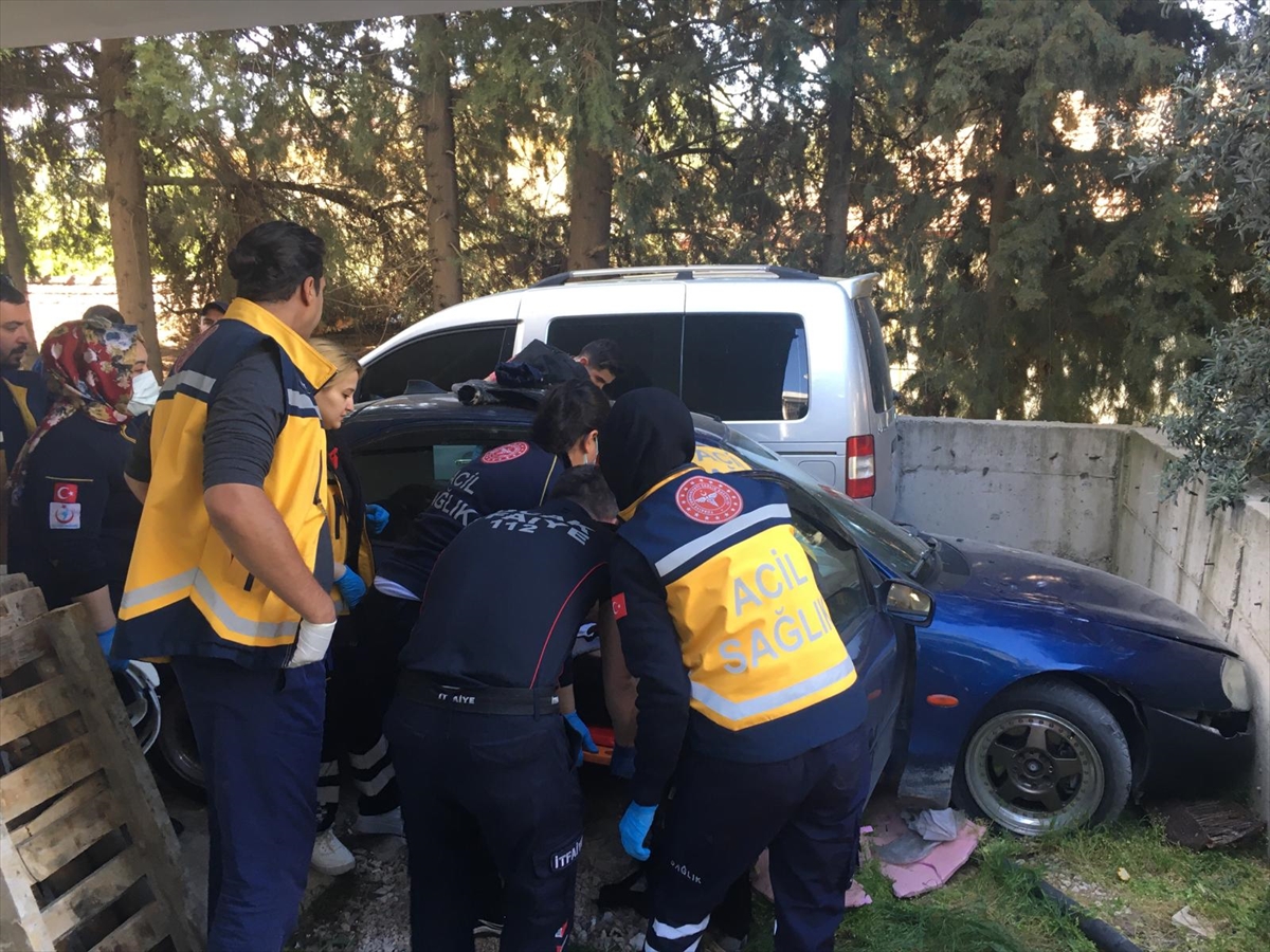 Burdur'da otoparkta duvara çarpan otomobilin sürücüsü yaralandı