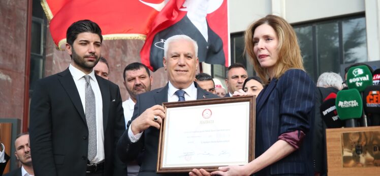 Bursa Büyükşehir Belediye Başkanı Bozbey mazbatasını aldı