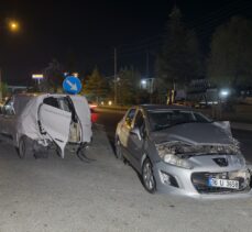 Bursa'da otomobil ile hafif ticari aracın çarpıştığı kazada 9 kişi yaralandı