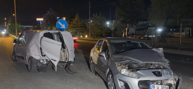 Bursa'da otomobil ile hafif ticari aracın çarpıştığı kazada 9 kişi yaralandı