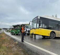 Büyükçekmece'de kayan İETT otobüsü kara yolunu kapattı