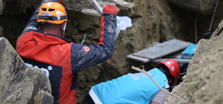 GÜNCELLEME – Çanakkale'de kanal kazısında toprak altında kalan işçilerden biri kurtarıldı