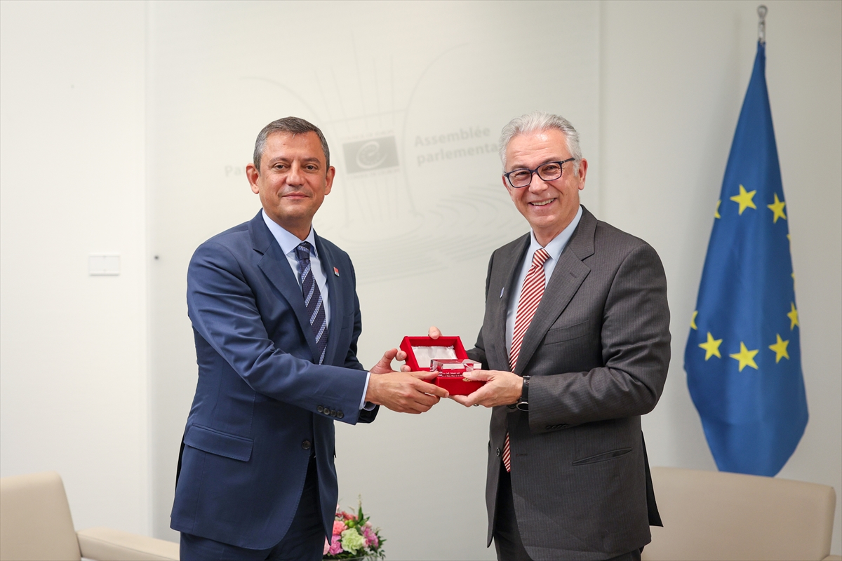 CHP Genel Başkanı Özel, Strazburg'da AKPM Başkanı Rusopulos ile görüştü