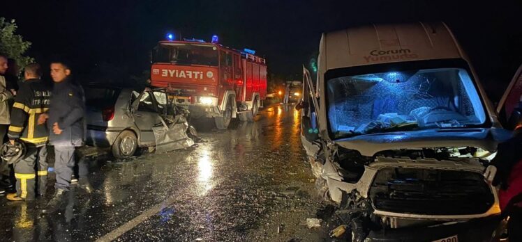 Çorum'da trafik kazasında anne ve kızı öldü, 3 kişi yaralandı