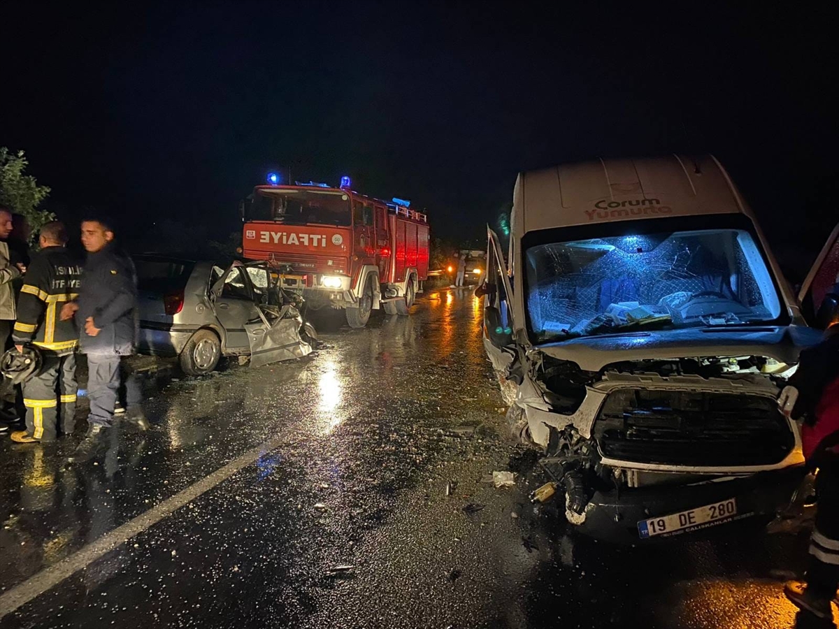 Çorum'da trafik kazasında anne ve kızı öldü, 3 kişi yaralandı