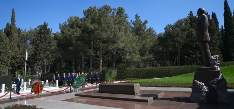 Cumhurbaşkanlığı Savunma Sanayii Başkanı Görgün, Bakü'de şehitlikleri ziyaret etti