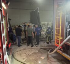 Denizli'de çıkan fabrika yangınında 2 kişi dumandan etkilendi