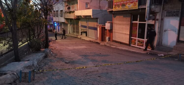 GÜNCELLEME – Diyarbakır'da barış için buluşturulan husumetli aileler arasındaki silahlı kavgada 1 kişi öldü, 6 kişi yaralandı