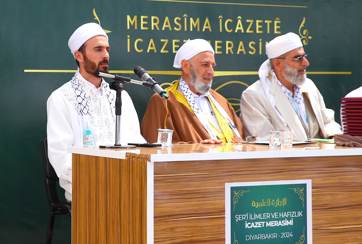 Diyarbakır'da hafızlık ve İslami ilimler eğitimini tamamlayan 78 öğrenci icazetlerini aldı