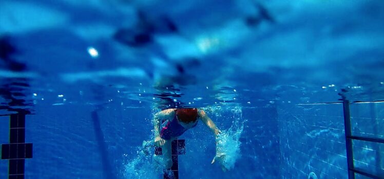 Doktor tavsiyesiyle yüzmeye başlayan serebral palsili Gamze artık adım atabiliyor
