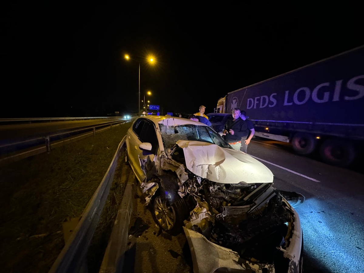 Düzce'de iki aracın karıştığı kazada 2 kişi yaralandı