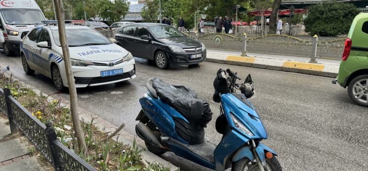 Edirne'de yayaya çarpıp devrilen motosikletin sürücüsü ve yaya yaralandı