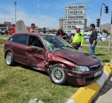 Erzincan'da otomobil ile ambulansın çarpıştığı kazada 6 kişi yaralandı