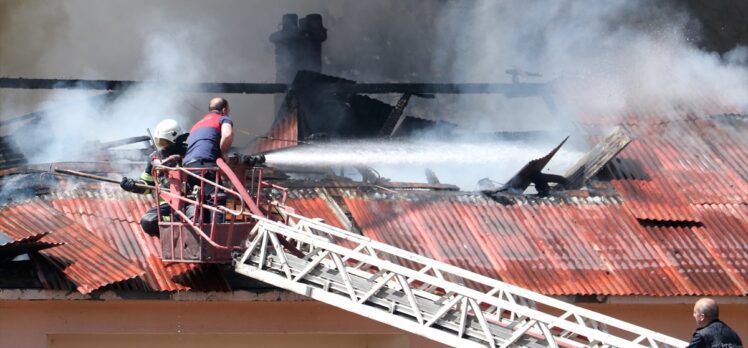 Erzurum'da fabrika işçilerine tahsis edilen yapıda çıkan yangın söndürüldü