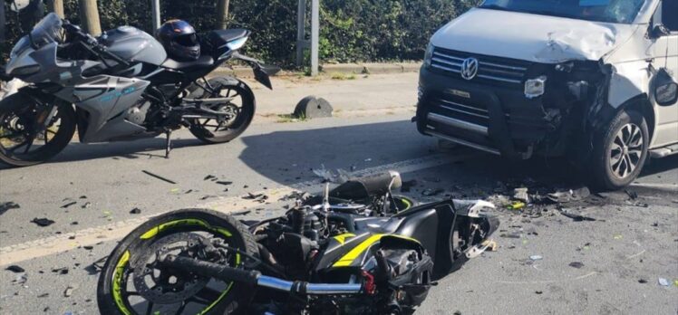 Eyüpsultan'da minibüsle çarpışan motosikletteki 2 kişi hayatını kaybetti