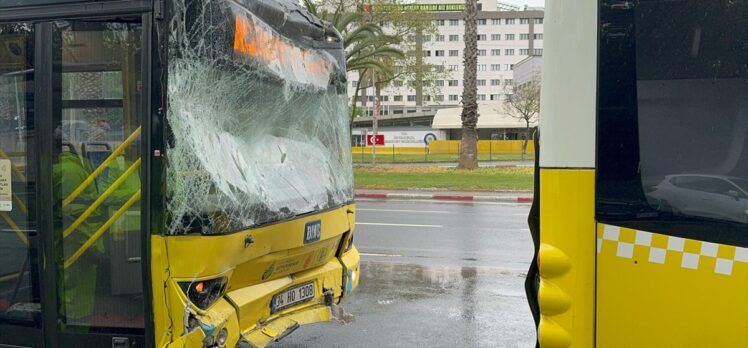 Fatih'te 2 İETT otobüsünün çarpıştığı kazada bir yolcu yaralandı