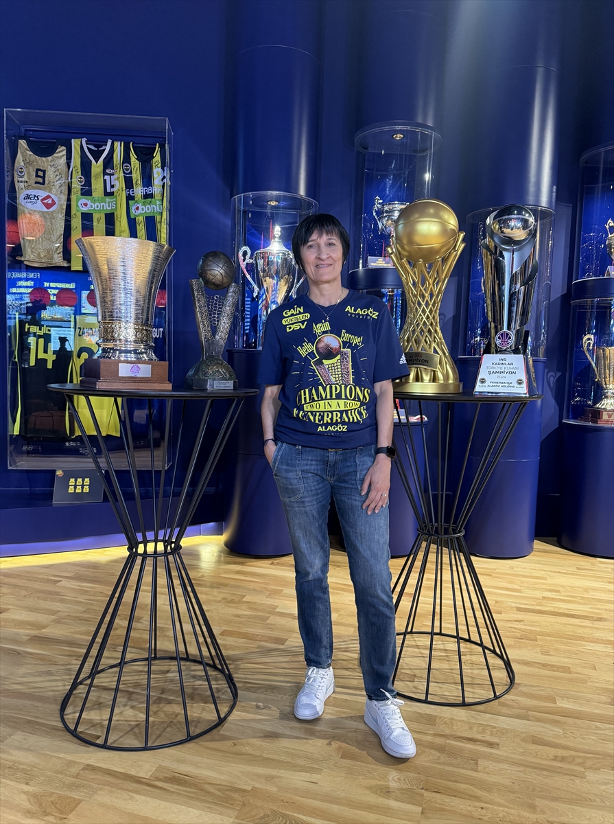 Fenerbahçe Alagöz Holding Başantrenörü Valerie Garnier, 4 kupayı değerlendirdi: