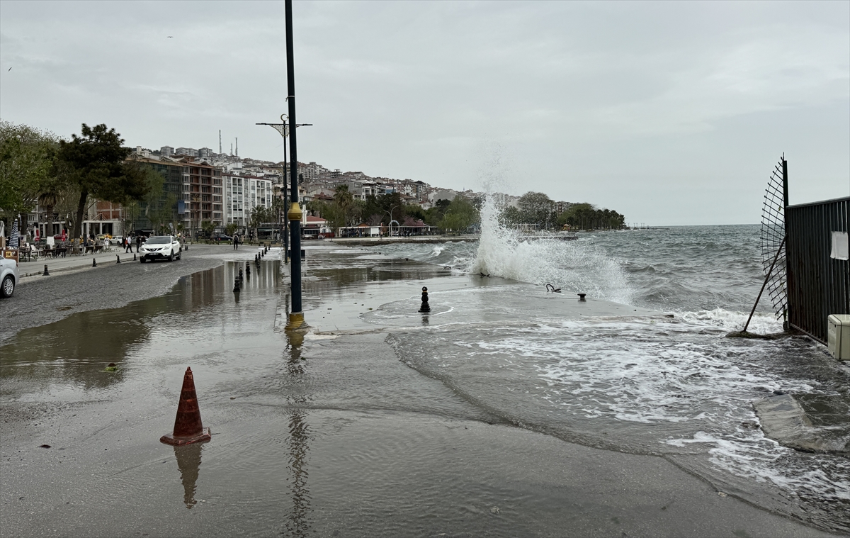 Fırtına, Sinop sahilinde yüksekliği 3 metreyi bulan dalgalar oluşturdu